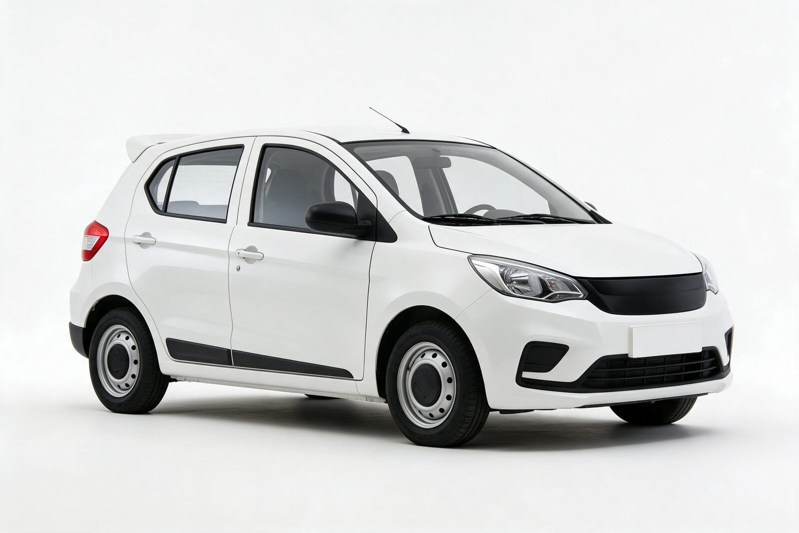 Beyaz beş kapılı küçük hatchback, önden çapraz görünüm, beyaz stüdyo