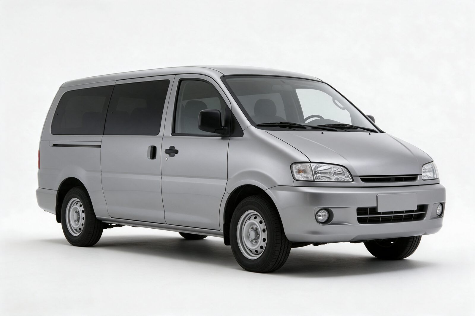 Gri sürgülü kapılı 8 kişilik minivan, önden çapraz görünüm, beyaz stüdyo